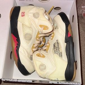 Brand new never worn comes with original box. Kids 13 5c in women 2-2.5 size